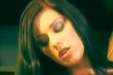 Неопытной крошечке довелось хорошенько пососать