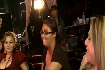 Заглотыш в исполнении похотливых посетительниц очного клуба