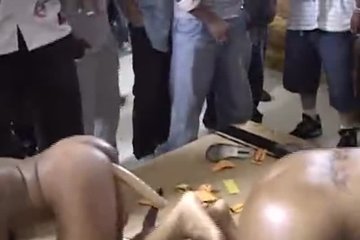 Лесбушки жарко чпокаются у всех на виду