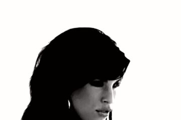 Своё очарование она не стесняется показывать перед камерой