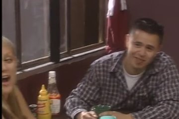 Прямо в закусочной самец овладел своей самочкой