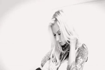 В таком свете Марго выглядит ещё сексуальнее