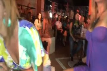 Много тёлок захотело отсосать тому стриптизёру