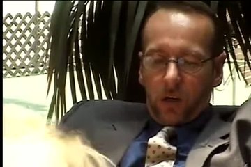 Очкастый задрот может себе позволить каких угодно тёлочек