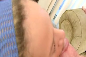 Сучка с большими буферами увлеклась отсосом члена