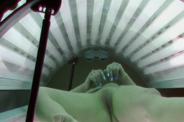 В наглую подсматривают за посетительницами