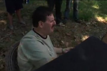 Компашка оттягивается на природе