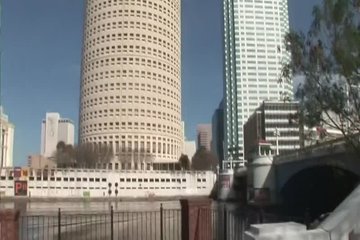 Сучка показывает себя на улице