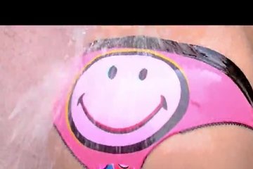 Дама вовсю долбит себя сама