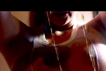 Дамочка ласкает совершенное тело